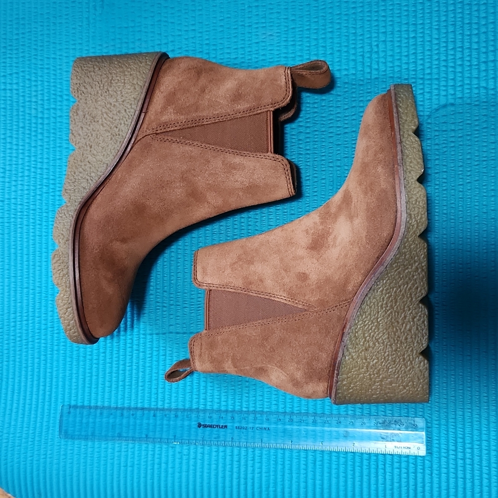 Clarks size 6 tan suede wedge bootie